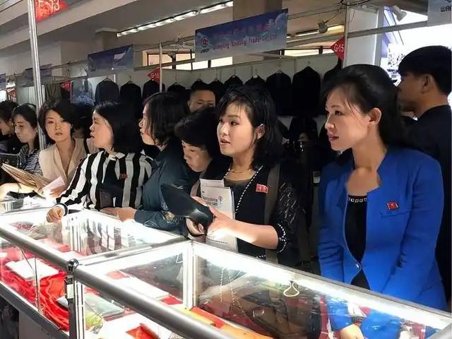 在朝鲜旅游的时候，我们在涉外商店买一瓶可乐，需要三美元