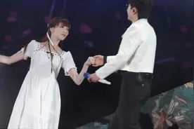 2024-5-18呼和浩特站 张杰「月光下」首唱，与伴舞上演浪漫情景剧图片