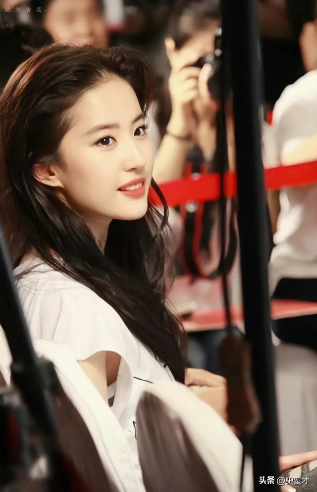 一场香港大火，让大家看清38岁刘亦菲的“真面目	”，赵立坚说对了