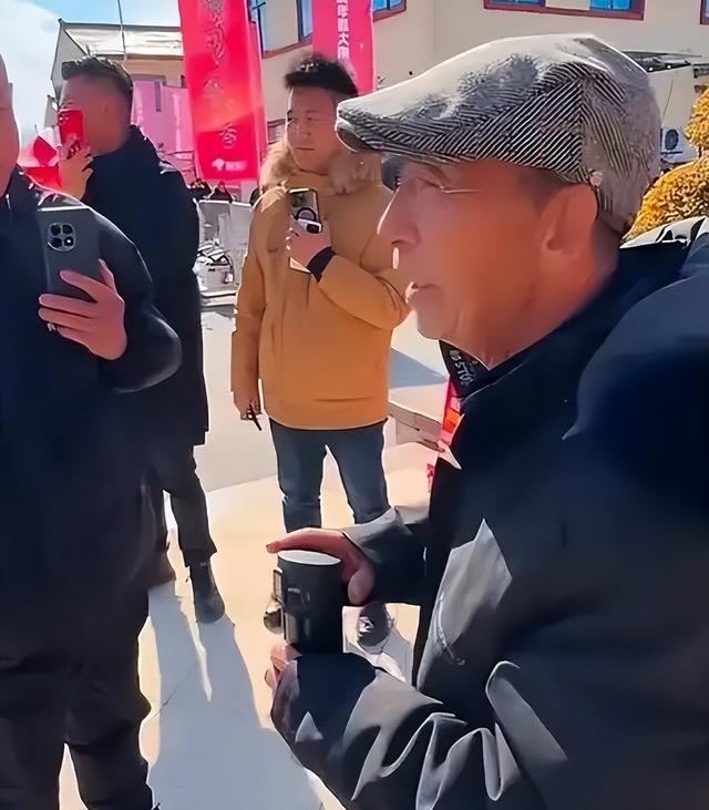 刘强东给老家送年货现场曝光，令人恶心的一幕出现，当场被人制止