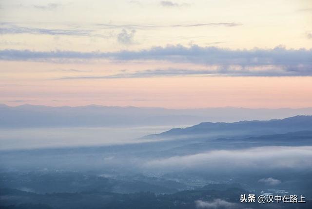 汉中云峰寺日出：金光照破雾千层，半是仙踪半是尘​！