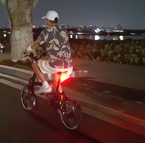西湖偶遇马云，骑雷军同款自行车，网友晒售价1.85万，不便宜