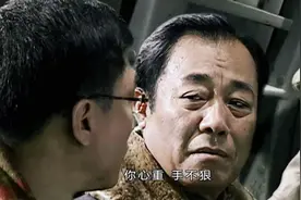 《潜伏》吴敬中飞机上跟余则成说6个字，拆穿他身份：我救你两次图片