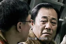 《潜伏》吴敬中飞机上跟余则成说6个字，拆穿他身份：我救你两次图片