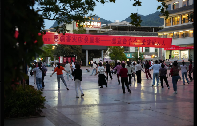 错峰隐居秦岭，开启初秋第一场旅行→
