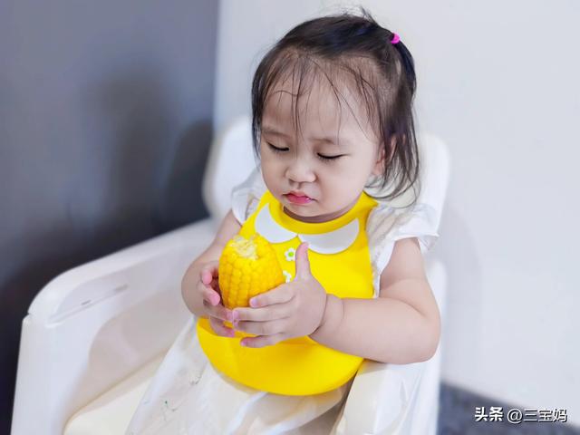 哥哥姐姐写作业，我抱着老三读经典：这就是我家的“学习场”