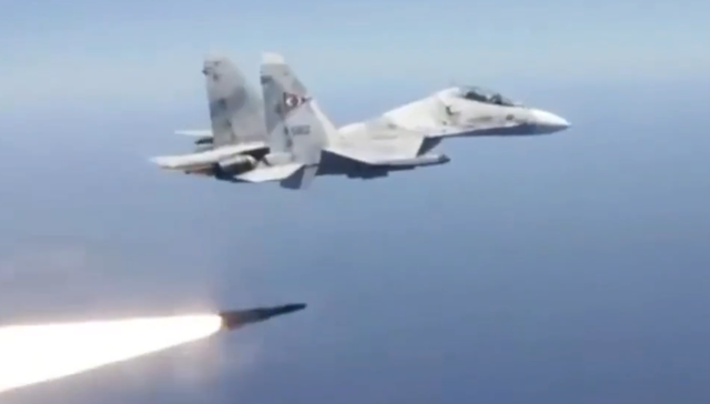 美国大兵压境之际，一架俄重型运输机悄然降落，马杜罗等来强援？