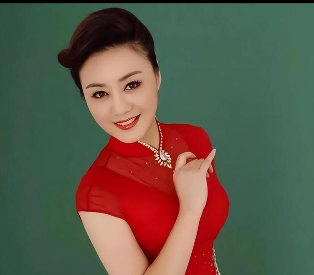 至今未婚未育，身边却有男人陪了近27年！59岁的她才是真人间清醒