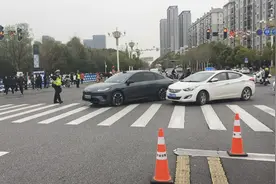 这辆AI交通巡逻驾驶车，在刀郎武汉演唱会外护航交通！图片