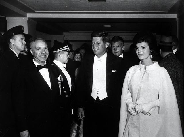 1961年杰奎琳评价大她3岁的英女王：一个如此平庸乏味的中年妇女