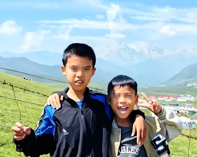 亲爹把儿子扔新疆国道上！妈妈烈日徒步1.5公里寻找，后续很寒心