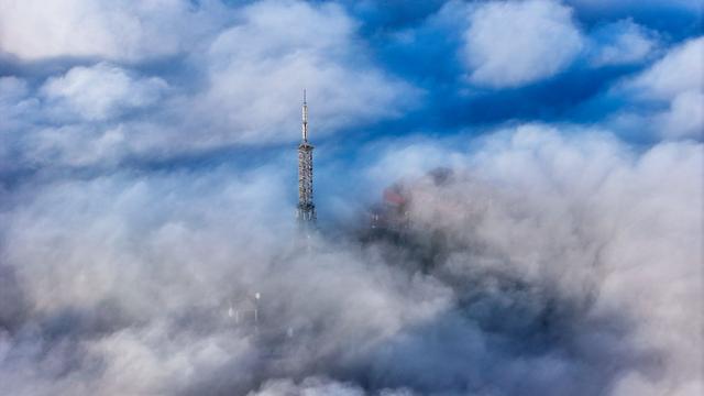 秋雨之后，泰山之巅云海翻涌似仙境
