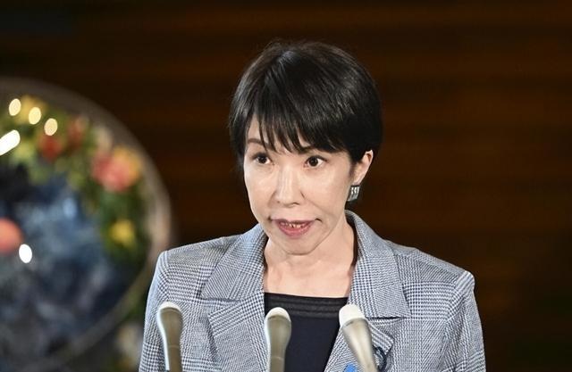 拒不认错的高市早苗，突然收到两个坏消息：中方这次动真格了