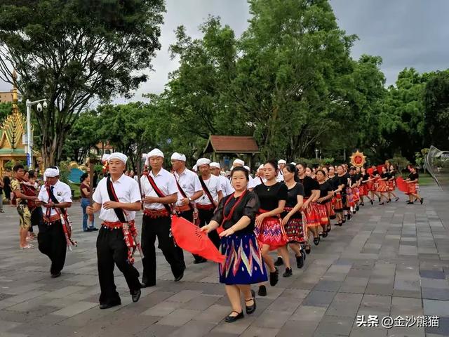 德宏芒市:一眼,醉入民族风与佛塔影