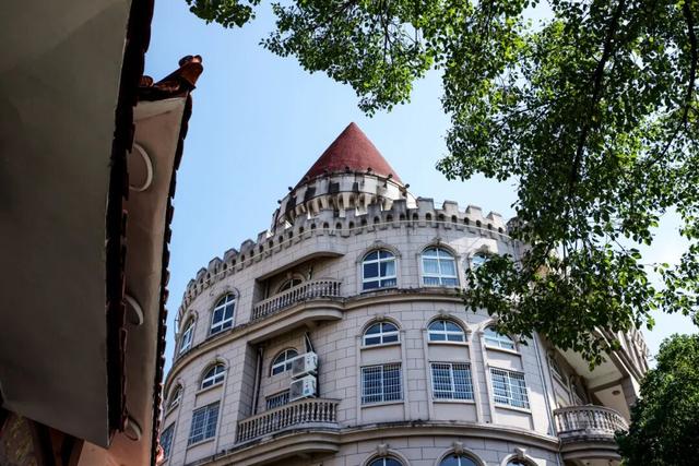 不走寻常路的国际化县城，关心一日三餐，更关心咖啡和汇率