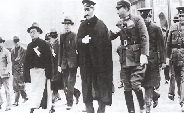 蒋介石临终遗言，道出自己不放张学良的原因，宋美龄听后潸然泪下