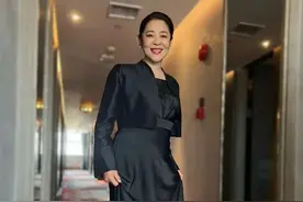 65岁倪萍突发意外！从楼梯上摔出去2米远，骨折了！图片