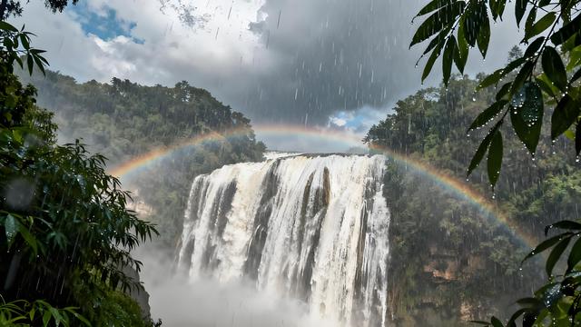 下雨建议去黄果树瀑布吗？雨润飞瀑：黄果树的水墨交响诗