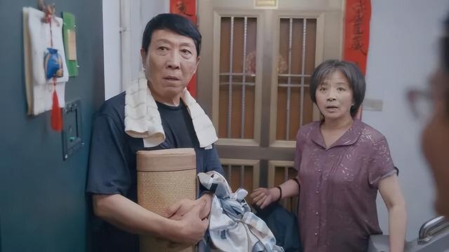 我借给女儿150万买房，女婿每月按时还钱，直到那天我在垃圾桶翻到了一张纸条，瞬间泪目......