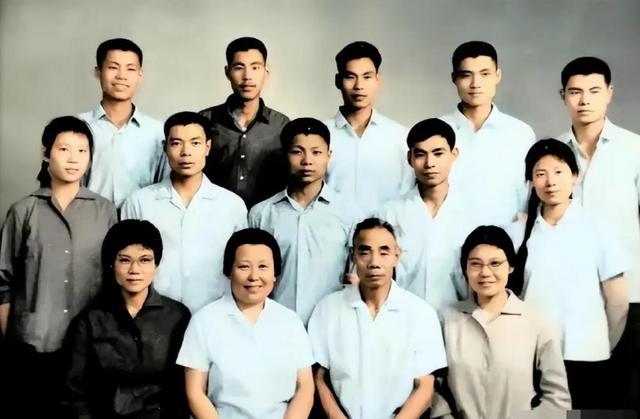 将军家的罕见合影：12子女排成行，周总理称夫人是“航空母舰”