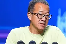俞敏洪“水逆”？给老人发钱惹争议，东方甄选又被投诉“看人下菜碟”图片