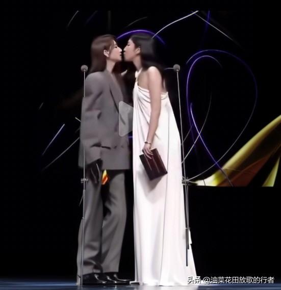 杨谨华柯佳嬿“扯头发变热吻”，成了当晚最炸的“破圈名场面”。