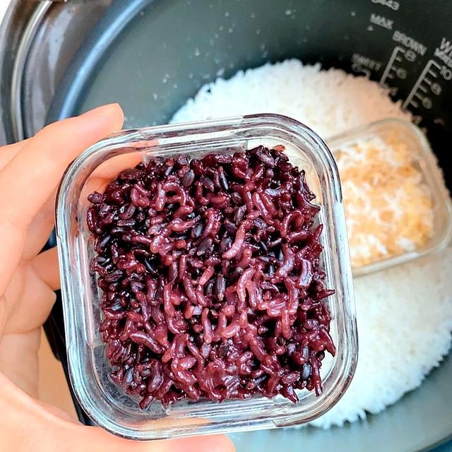 被年轻人的“电饭煲用法”惊到了。换个思路，立马就成了厨房神器