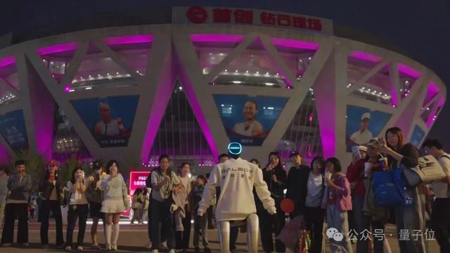 机器人“狂踹不倒”视频刷屏！太空舱遍布城市，银河通用秀麻了