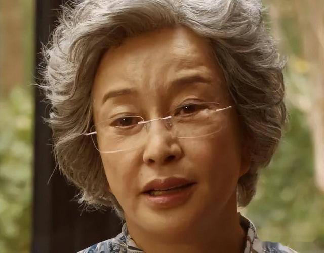钱再多有什么用？75岁刘晓庆近况曝光，上节目意外摔倒、反应迟缓