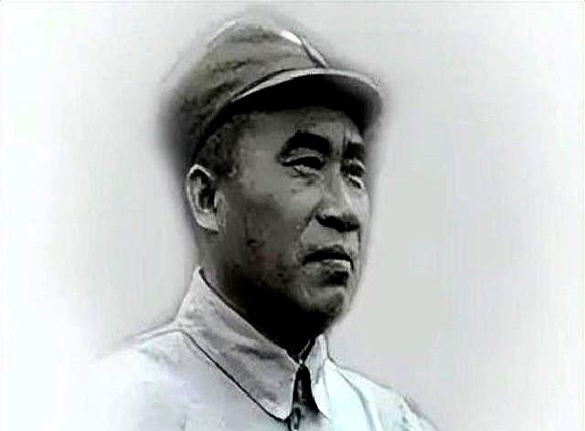 军中有个习惯，只要朱老总一现身，无论元帅、将军必起身站立迎接