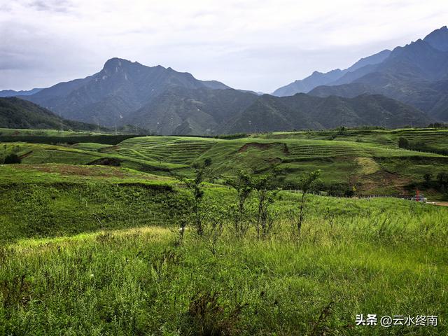 在西安最美免费露营地感叹：坡地变梯田，梯田变草原。真是神奇