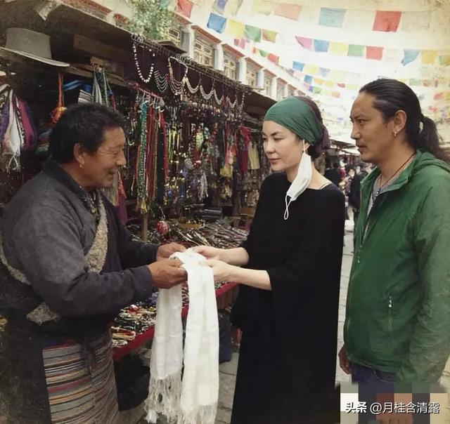 王菲西藏祈福，头戴绿头巾，素颜下眼袋好明显，岁月不饶人啊