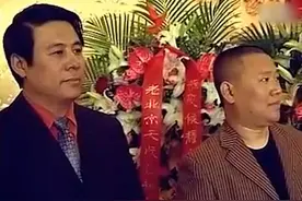 和郭德纲同天拜师侯耀文，如今郭德纲功成名就，他却惨被侯二排挤图片