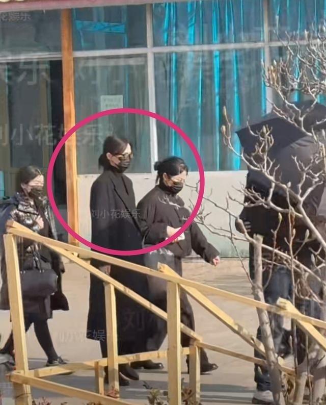 唐嫣现身罗父葬礼！罗晋抱着父亲遗照，唐嫣全程陪同，神情落寞