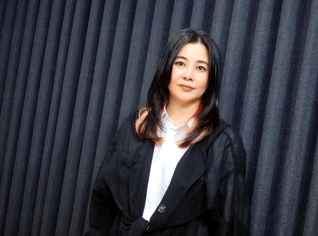 21岁拍三级，30岁被出轨，38岁嫁大佬，如今52岁没孩子也被宠成宝