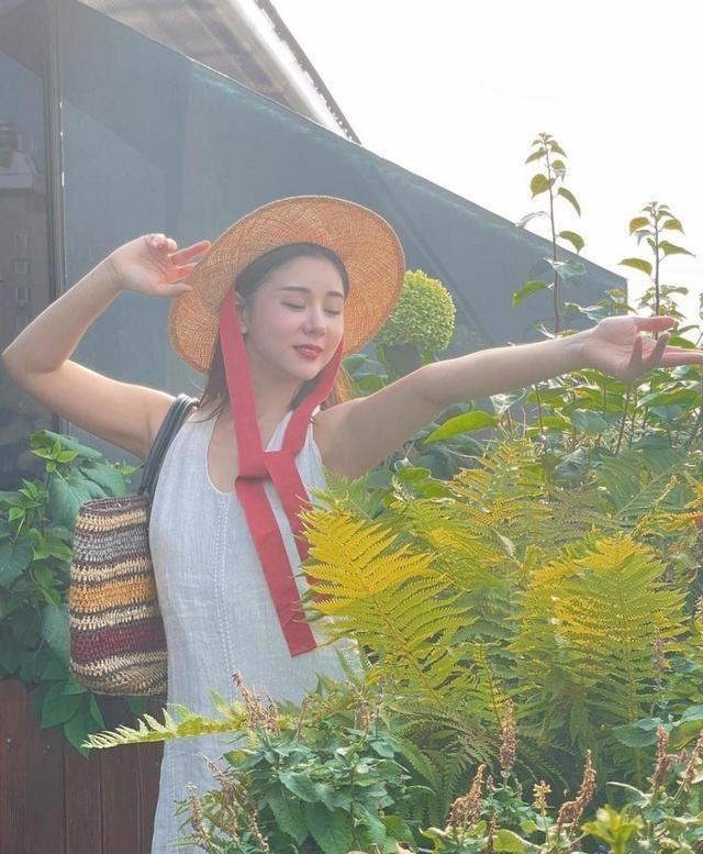 40岁李小萌太丰满，穿印花裙都兜不住好身材，难怪直男都喜欢她