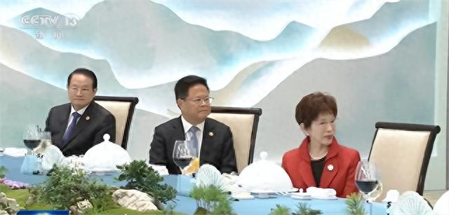 中方举办国宴欢迎贵宾，洪秀柱被安排在主桌迎客，与港澳特首同席