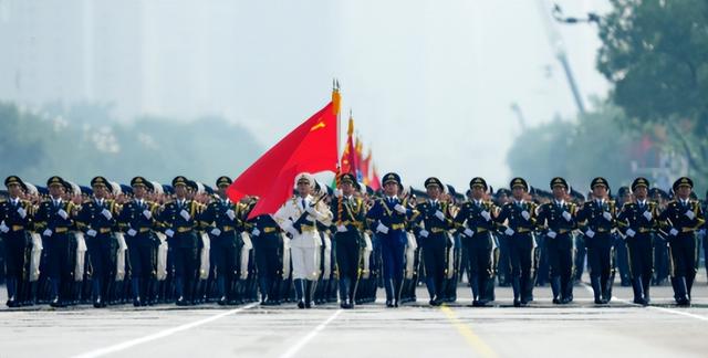 美国就算一动不动，中国20年也追不上？九三阅兵后，局势已被改写