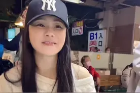 伊能静和女儿逛台北夜市，吃路边摊被认出来，7岁小米粒特别瘦图片