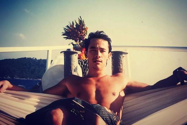 香港知名男星满头白发，遭前女友嫌弃没车没房，未结成婚至今单身