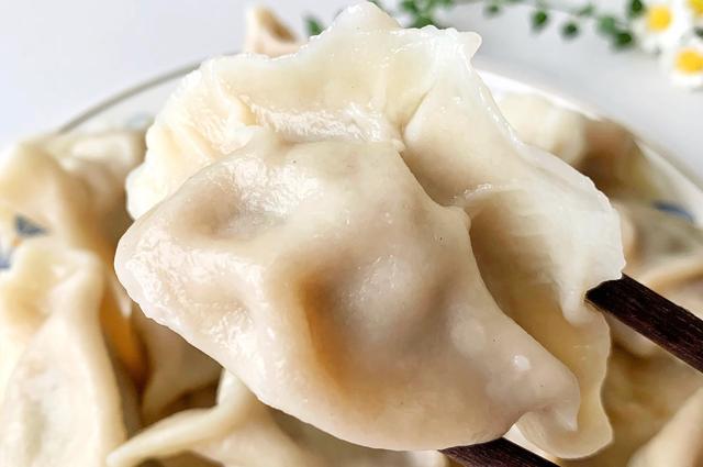 咬一口爆汁！猪肉大葱水饺的鲜香秘诀，调馅3招让邻居馋到敲门！