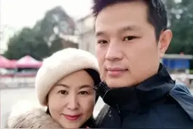 35岁小伙网恋49岁富婆，奔现仅5天便领证，他们如今怎样了？图片