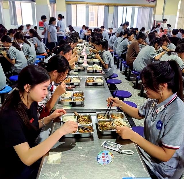 北京下了硬命令，2027年底前，所有中小学必须告别“校外供餐	”