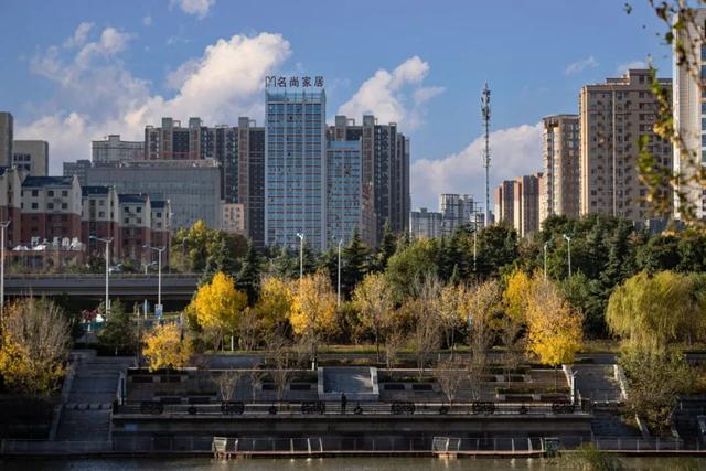 小城秋色：三门峡涧河边的诗意交响