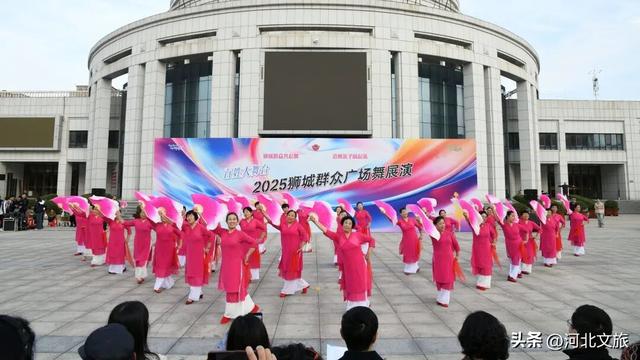 2025狮城群众广场舞展演在沧州文化艺术中心广场举办