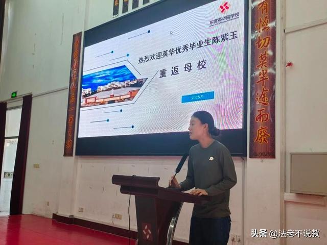 93受阅女兵参加婚礼被骂惨！网友：穿这套衣服去是几个意思？