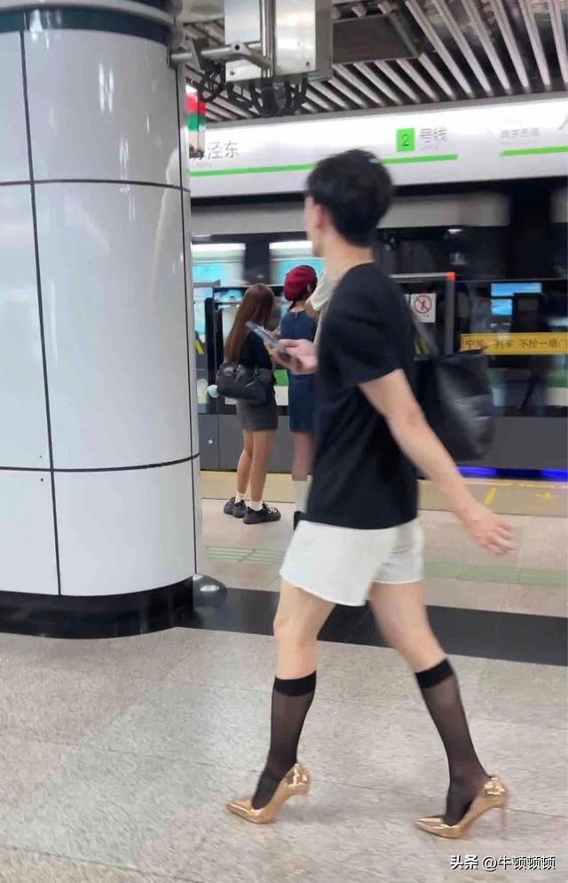 博主评男子黑丝爬车厢炒作起号