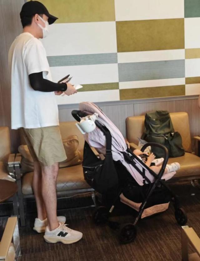 43岁胡歌带老婆上海看新房！黄曦宁素颜显孕相，穿宽松裙腰身粗壮