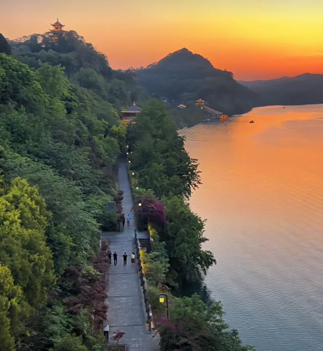 假设有一天四川阆中古城旅游文化，在景区携刻蒙家三将名字有讲究