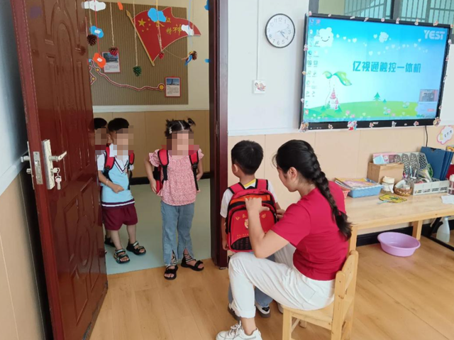 主持人方琼：与大8岁领导闪婚，婚后分居多年，如今儿子成了骄傲